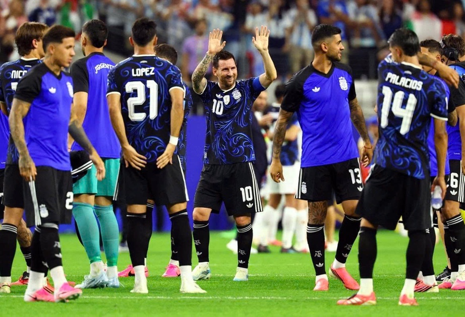 HLV Bồ Đ&agrave;o Nha nổi giận v&igrave; Ronaldo bị so s&aacute;nh với Messi - Ảnh 2.