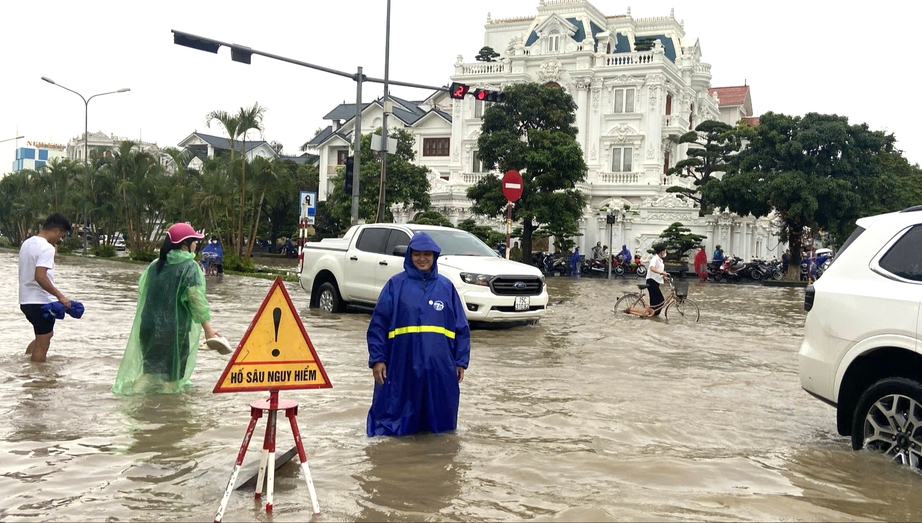 Mưa lớn g&acirc;y ngập cục bộ tại Hải Ph&ograve;ng , ảnh hưởng giao th&ocirc;ng 2026 - Ảnh 1.