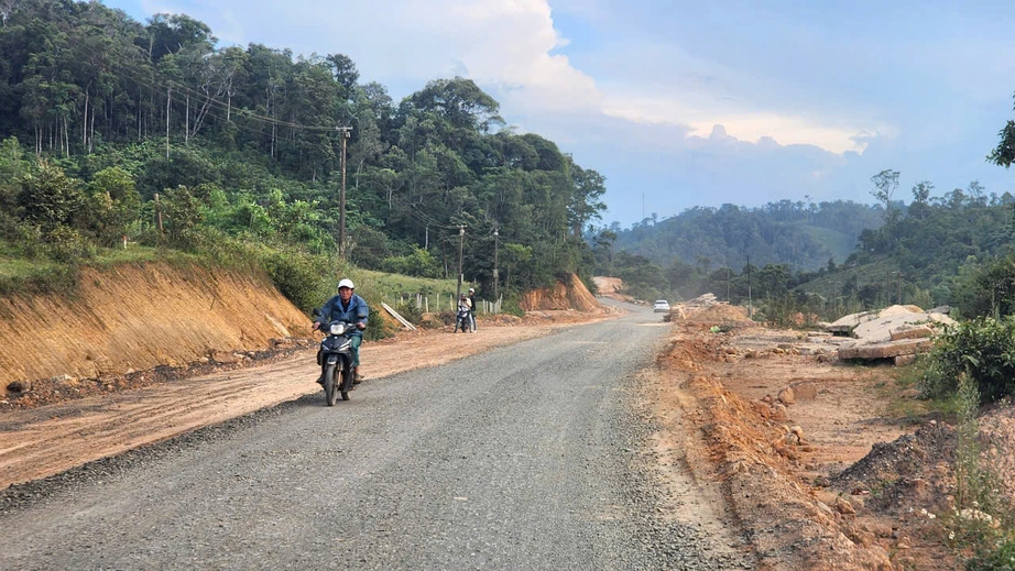 Quảng Ng&atilde;i đặt t&ecirc;n cho 25 tuyến tỉnh lộ d&agrave;i hơn 1.100km - Ảnh 1.