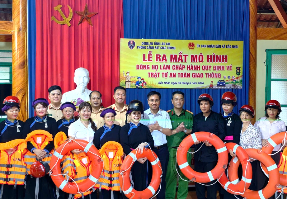 D&ograve;ng họ L&acirc;m chấp h&agrave;nh quy định an to&agrave;n giao th&ocirc;ng tại L&agrave;o Cai năm 2026 - Ảnh 2.