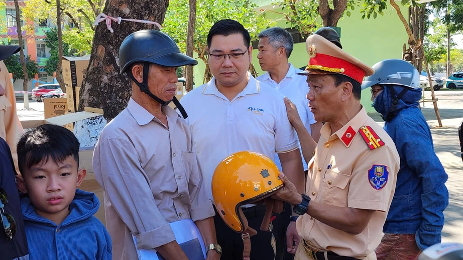 Quảng Ng&atilde;i: Người d&acirc;n bất ngờ khi được CSGT dừng xe tặng n&oacute;n bảo hiểm- Ảnh 1.