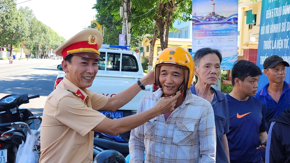 Quảng Ng&atilde;i: Người d&acirc;n bất ngờ khi được CSGT dừng xe tặng n&oacute;n bảo hiểm- Ảnh 3.