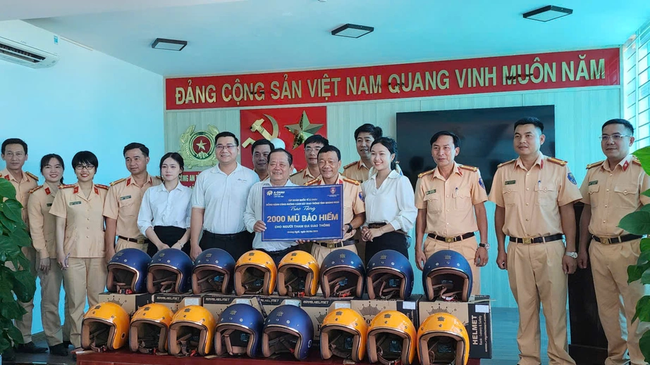 Quảng Ng&atilde;i: Người d&acirc;n bất ngờ khi được CSGT dừng xe tặng n&oacute;n bảo hiểm- Ảnh 2.