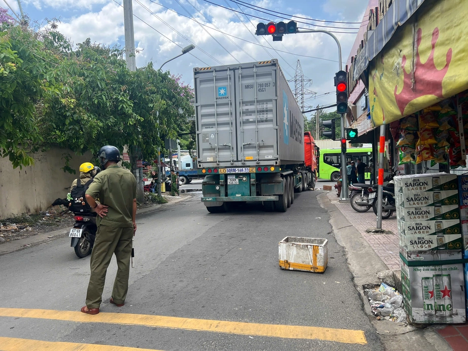 TP.HCM: Xe container chạy v&agrave;o đường cấm, va chạm xe đạp khiến 1 người tử vong- Ảnh 1.