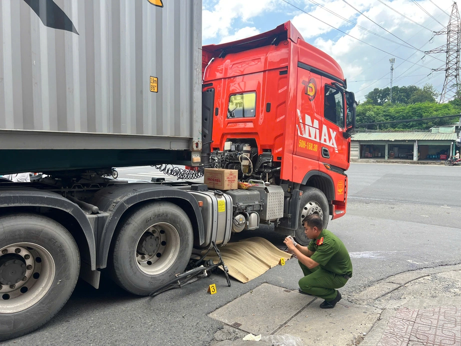 TP.HCM: Xe container chạy v&agrave;o đường cấm, va chạm xe đạp khiến 1 người tử vong- Ảnh 2.