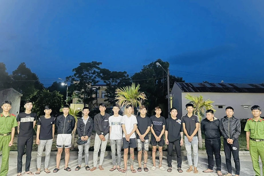 Gia Lai: Tạm giữ 13 đối tượng mang hung khí, đuổi đánh người trong đêm- Ảnh 1. Gia Lai: Tạm giữ 13 đối tượng mang hung khí, đuổi đánh người trong đêm- Ảnh 1.