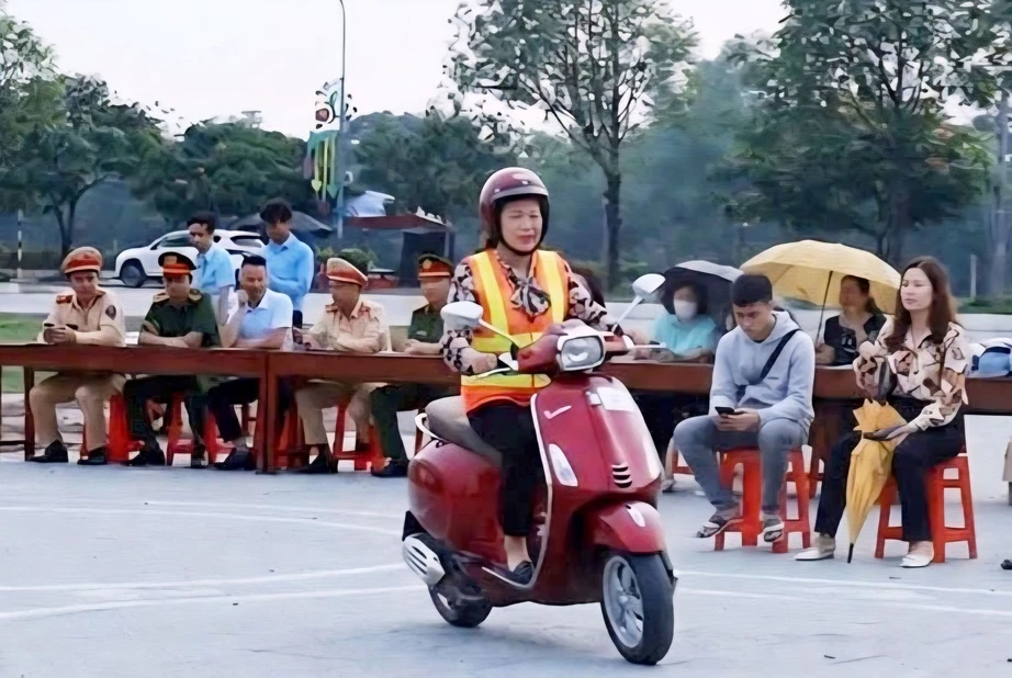 Ninh B&igrave;nh: Tuy&ecirc;n truyền luật giao th&ocirc;ng v&agrave; đ&agrave;o tạo l&aacute;i xe an to&agrave;n cho 200 người d&acirc;n - Ảnh 1.