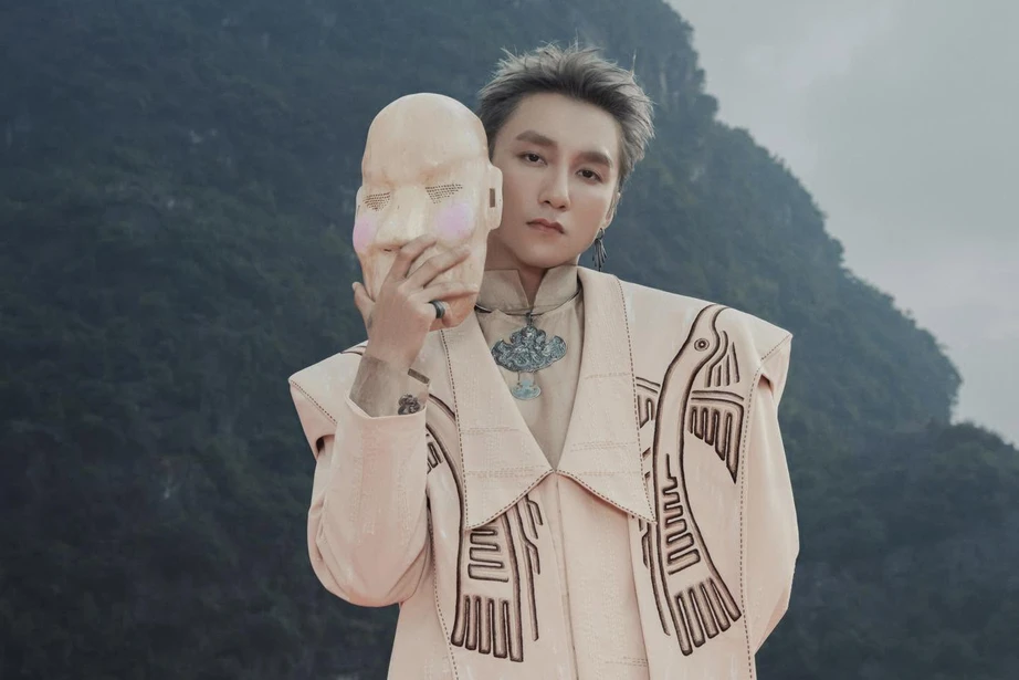 Sơn Tùng M-TP cắt phân cảnh gây tranh cãi với nghệ sĩ Lê Giang trong MV "Come my way"- Ảnh 1. Sơn Tùng M-TP cắt phân cảnh gây tranh cãi với nghệ sĩ Lê Giang trong MV "Come my way"- Ảnh 1.