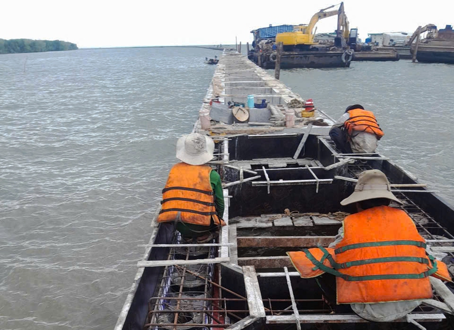 C&agrave; Mau tăng tốc c&aacute;c dự &aacute;n k&egrave; biển, đ&ecirc; biển trước m&ugrave;a mưa b&atilde;o- Ảnh 2.