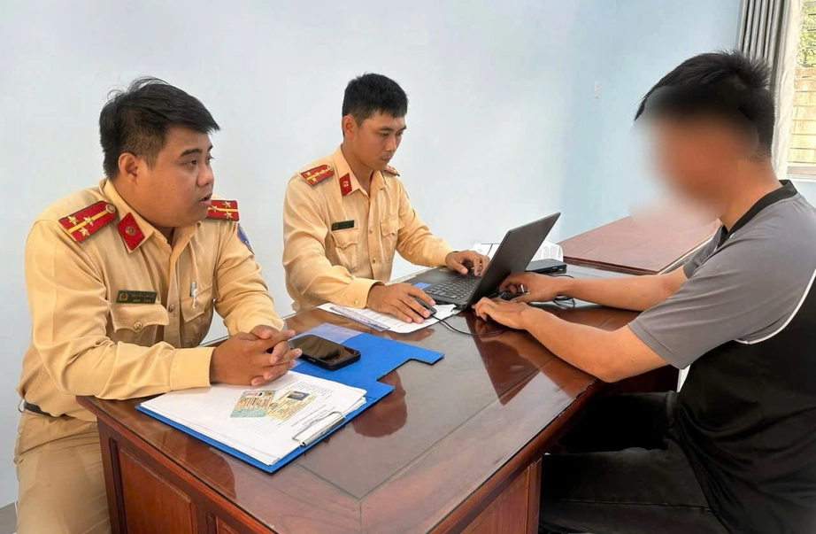 Vượt r&agrave;o chắn đường sắt, t&agrave;i xế điều khiển xe tải bị phạt hơn 40 triệu đồng- Ảnh 1.