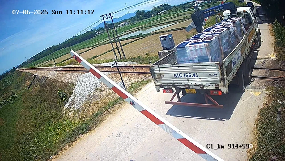Vượt r&agrave;o chắn đường sắt, t&agrave;i xế điều khiển xe tải bị phạt hơn 40 triệu đồng- Ảnh 2.