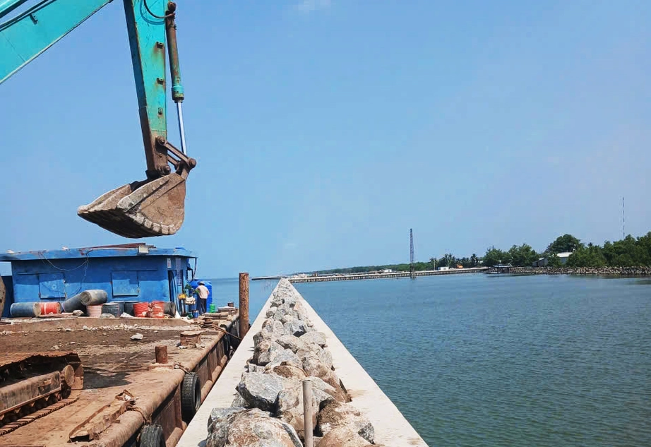 C&agrave; Mau tăng tốc c&aacute;c dự &aacute;n k&egrave; biển, đ&ecirc; biển trước m&ugrave;a mưa b&atilde;o- Ảnh 1.