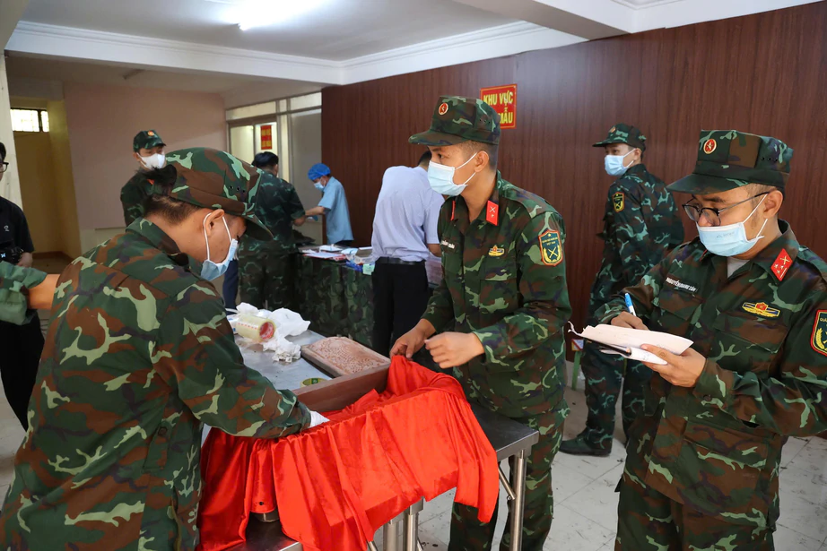 TP.HCM: Ph&aacute;t hiện th&ecirc;m 13 h&agrave;i cốt liệt sĩ, t&igrave;m thấy nhiều kỷ vật sau gần 60 năm - Ảnh 9.