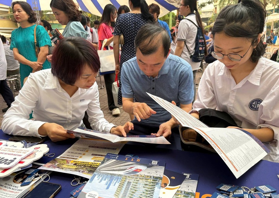 Điểm s&agrave;n đại học 2026: Th&ecirc;m ba trường c&ocirc;ng bố ngưỡng x&eacute;t tuyển - Ảnh 1.