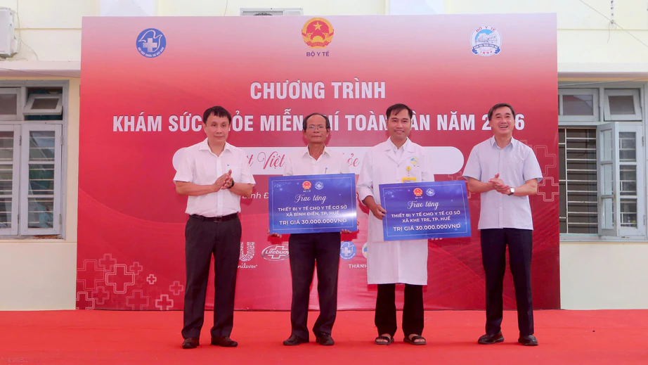 Huế: Kh&aacute;m sức khỏe miễn ph&iacute; cho hơn 1.000 người d&acirc;n - Ảnh 2.