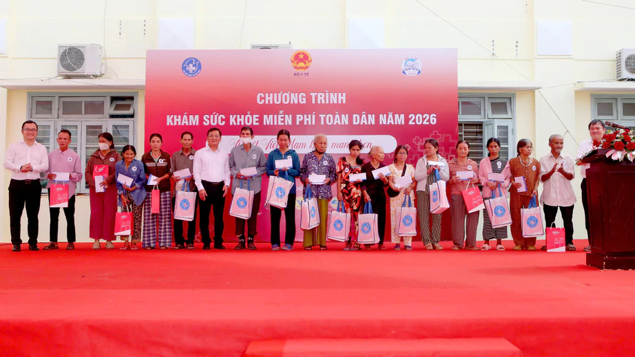 Huế: Kh&aacute;m sức khỏe miễn ph&iacute; cho hơn 1.000 người d&acirc;n - Ảnh 3.