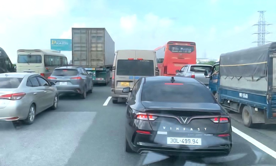 Xe tải lật tr&ecirc;n cao tốc Ninh B&igrave;nh - H&agrave; Nội g&acirc;y &ugrave;n tắc giao th&ocirc;ng gần 2 giờ - Ảnh 1.