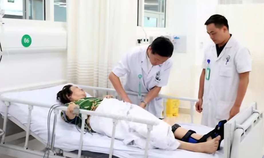 Hơn một tuần, Bệnh viện Việt Đức cơ sở Ninh B&igrave;nh cấp cứu 332 ca tai nạn giao th&ocirc;ng - Ảnh 1.