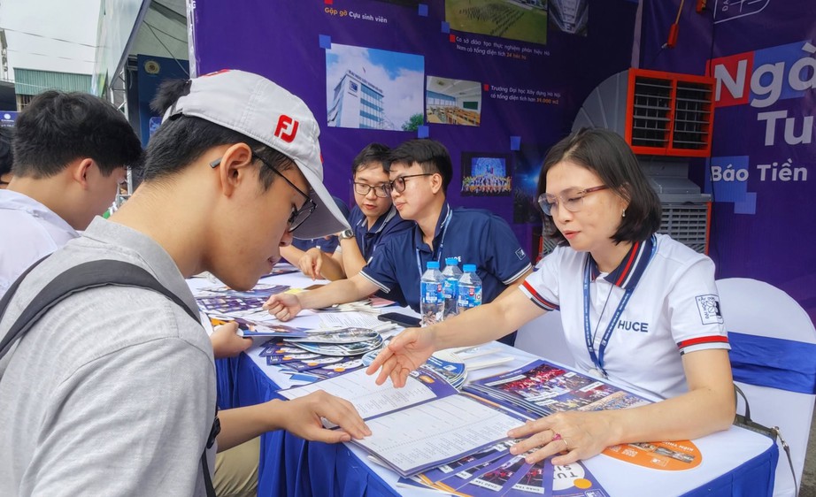 Hơn 112.000 th&iacute; sinh đăng k&yacute; nguyện vọng x&eacute;t tuyển đại học sau ng&agrave;y đầu mở hệ thống - Ảnh 1.