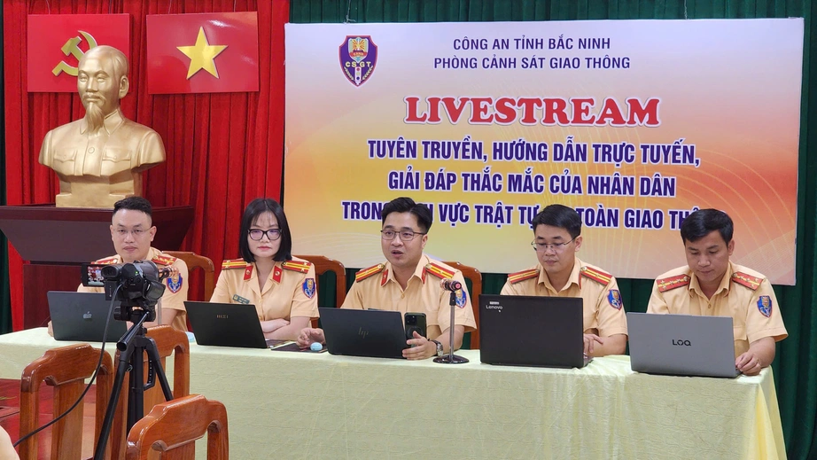 Khi CSGT “bắt trend” tuyên truyền pháp luật giao thông - Ảnh 1.