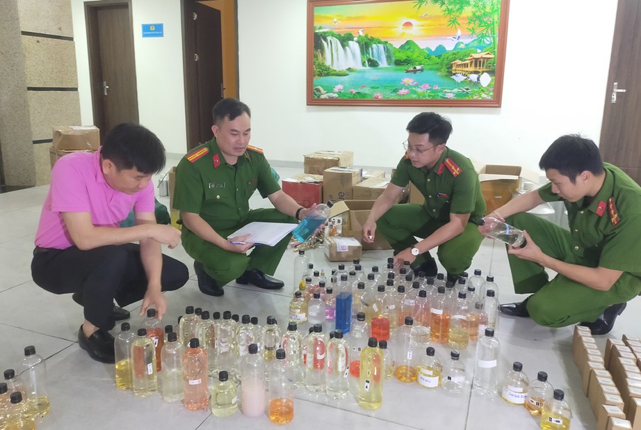 Triệt ph&aacute; đường d&acirc;y sản xuất, bu&ocirc;n b&aacute;n nước hoa giả thương hiệu nổi tiếng - Ảnh 3.