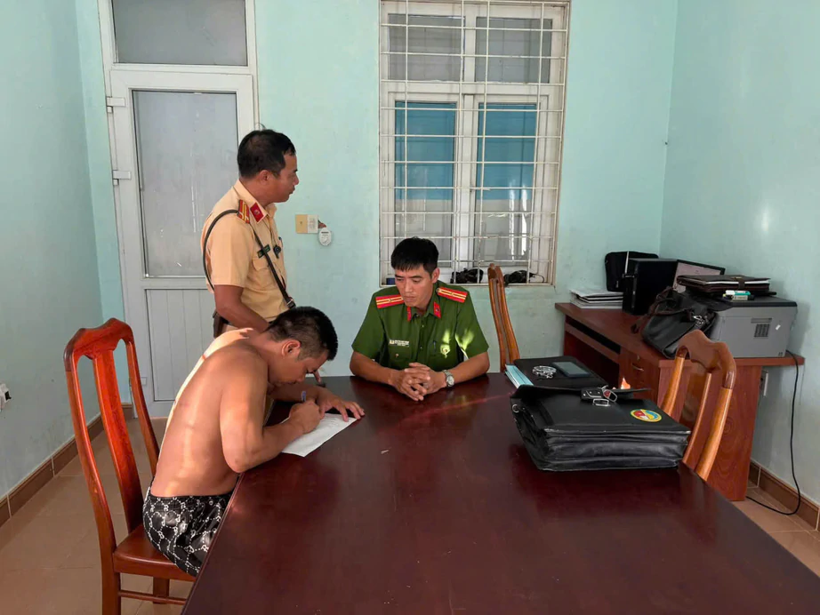Phạt kịch khung t&agrave;i xế "no cồn" điều khiển xe kh&aacute;ch tr&ecirc;n QL24 - Ảnh 1.