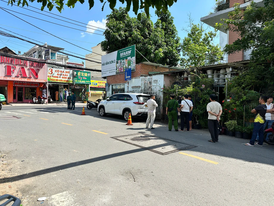 TP.HCM: Người đ&agrave;n &ocirc;ng tử vong trong &ocirc; t&ocirc; đậu trong hẻm - Ảnh 1.