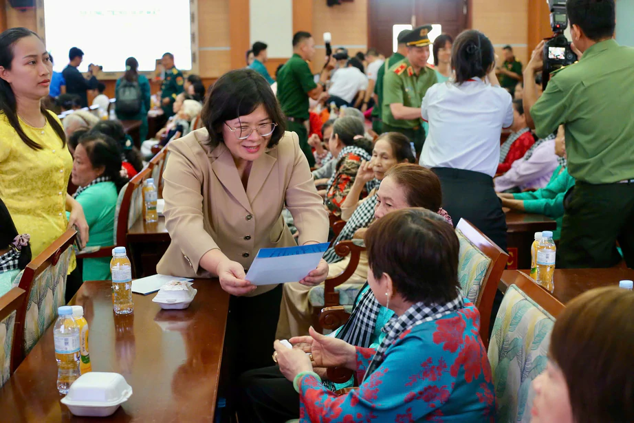 168 người vợ thương binh nặng được tri &acirc;n trong chương tr&igrave;nh "Tri &acirc;n người giữ lửa" - Ảnh 2.