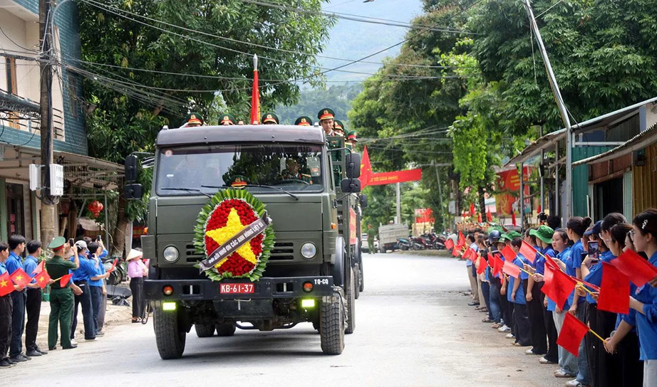 Tuy&ecirc;n Quang tổ chức đưa c&aacute;c h&agrave;i cốt liệt sĩ về nghĩa trang Vị Xuy&ecirc;n - Ảnh 3.