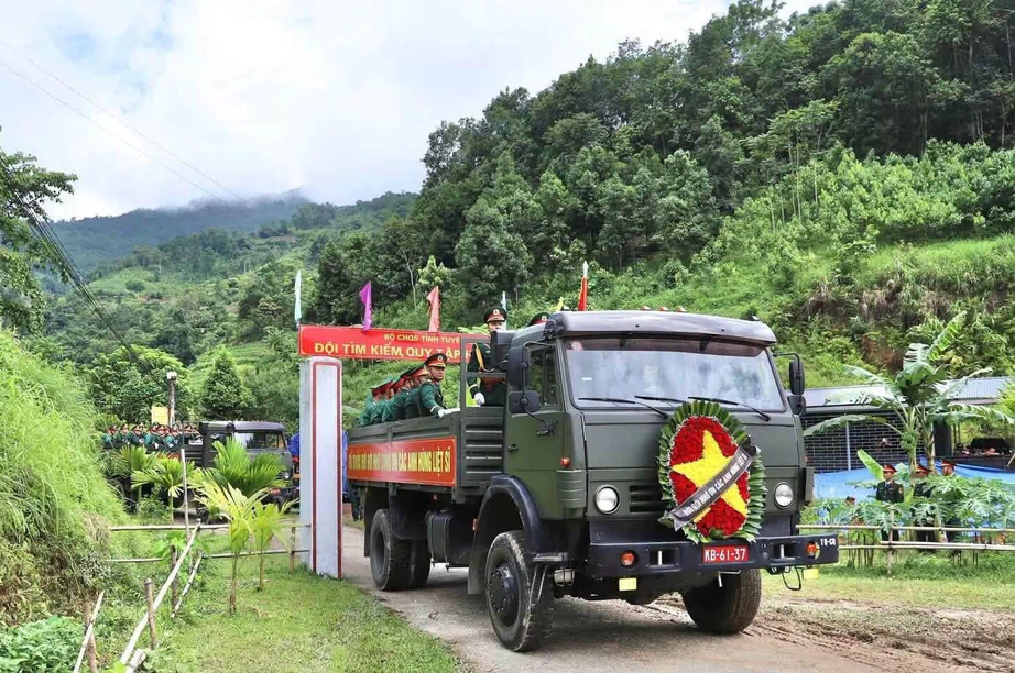 Tuy&ecirc;n Quang tổ chức đưa c&aacute;c h&agrave;i cốt liệt sĩ về nghĩa trang Vị Xuy&ecirc;n - Ảnh 1.