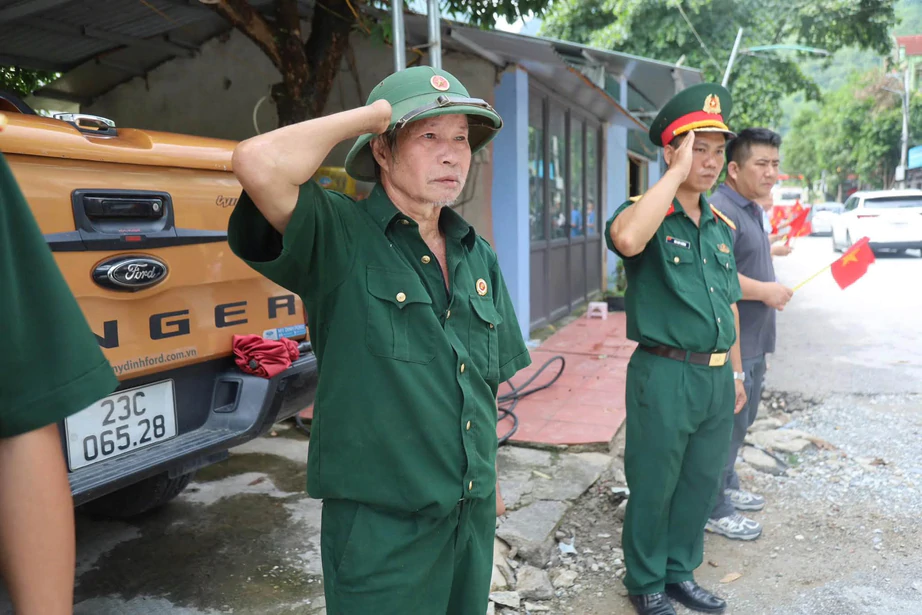 Tuy&ecirc;n Quang tổ chức đưa c&aacute;c h&agrave;i cốt liệt sĩ về nghĩa trang Vị Xuy&ecirc;n - Ảnh 4.
