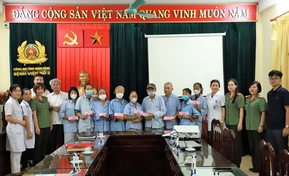 Ninh Bình trao 3 . 900 Vé xe buýt miễn phí cho bệnh nhân chạy thận 2026 - Ảnh 1.