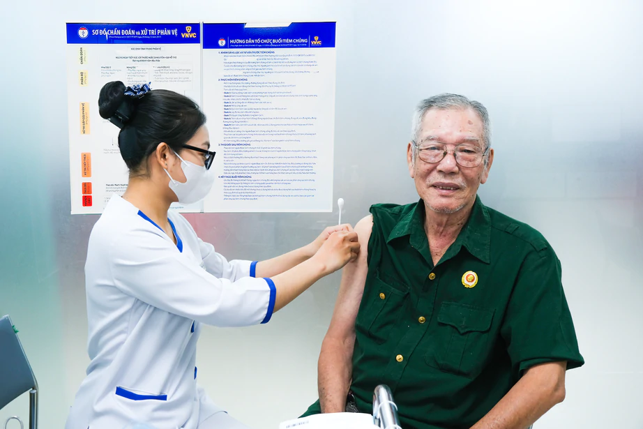 Trao tặng 10 nghìn liều vaccine cúm tới các cựu chiến binh toàn quốc - Ảnh 2.
