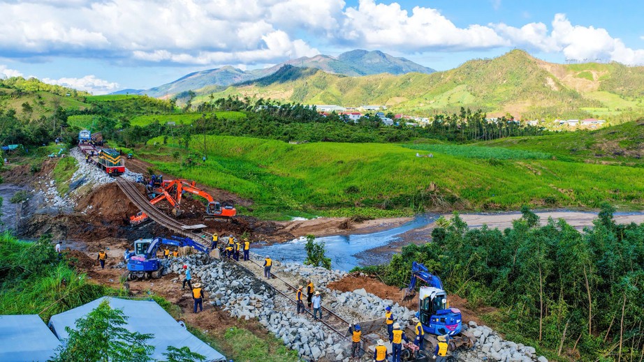 Bộ X&acirc;y dựng y&ecirc;u cầu triển khai ngay biện ph&aacute;p bảo đảm an to&agrave;n c&ocirc;ng tr&igrave;nh trước m&ugrave;a mưa lũ - Ảnh 1.