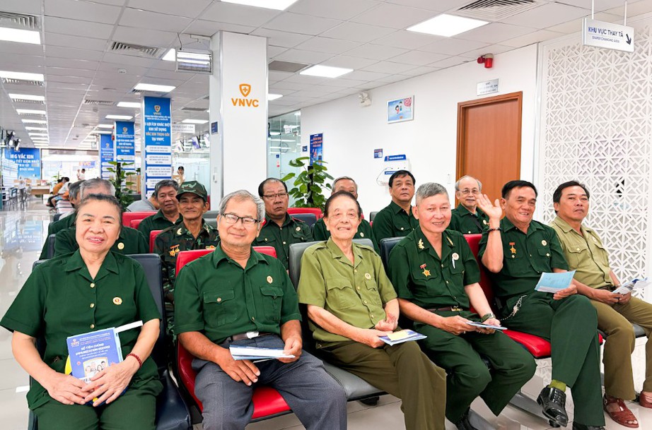 Trao tặng 10 nghìn liều vaccine cúm tới các cựu chiến binh toàn quốc - Ảnh 1.