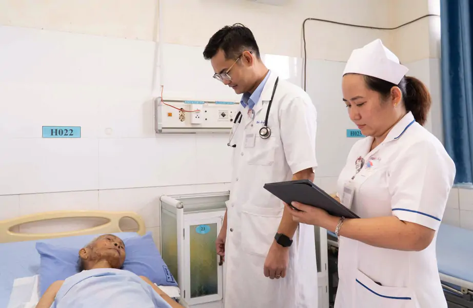 Đ&agrave; Nẵng: Cứu cụ &ocirc;ng 98 tuổi bị ong v&ograve; vẽ đốt hơn 80 nốt - Ảnh 3.