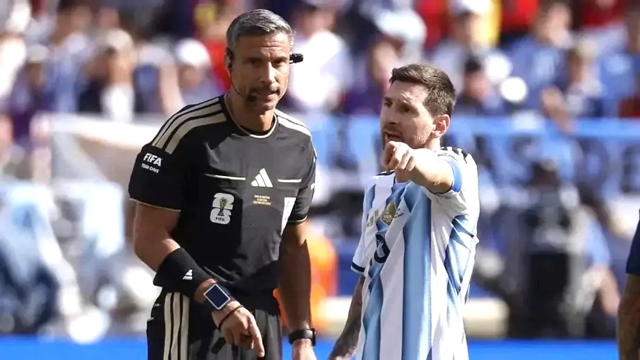 Trọng t&agrave;i tiết lộ cực bất ngờ về đoạn hội thoại với Messi ở chung kết World Cup 2026 - Ảnh 1.