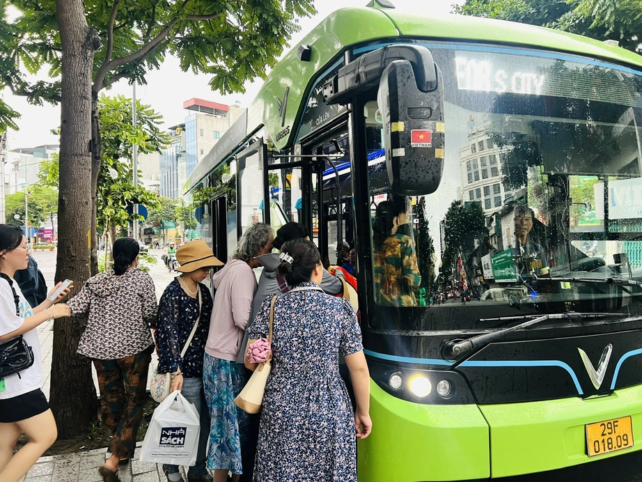 Miễn ph&iacute; v&eacute; xe bu&yacute;t trong V&agrave;nh đai 1: Ch&iacute;nh s&aacute;ch đ&atilde; c&oacute;, h&agrave;nh kh&aacute;ch vẫn phải mua v&eacute; - Ảnh 1.