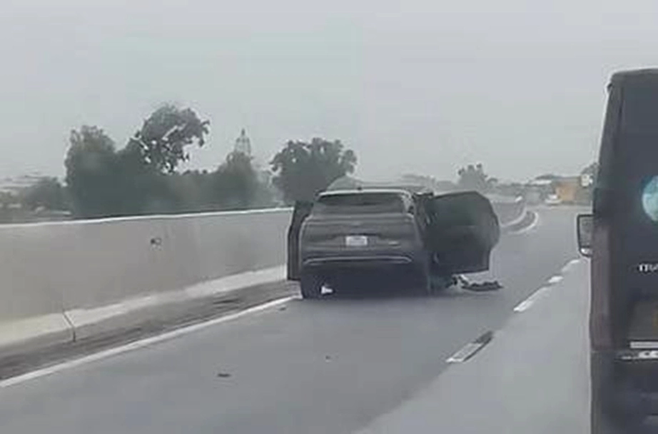 Xe kh&aacute;ch va chạm &ocirc; t&ocirc; 7 chỗ tr&ecirc;n cao tốc H&agrave; Nội - Hải Ph&ograve;ng , 4 người bị thương - Ảnh 2.