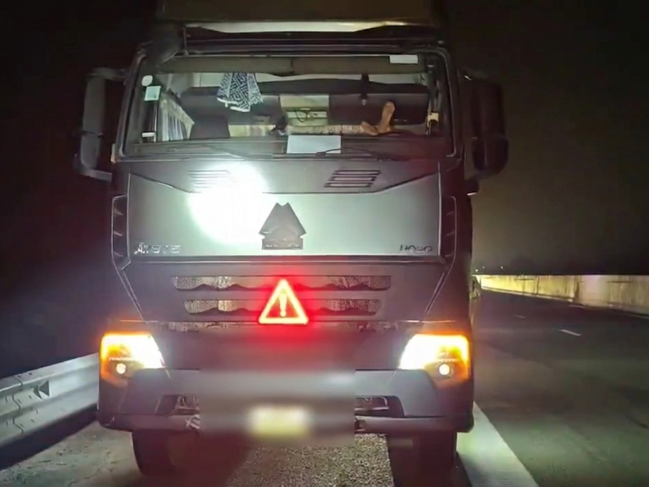 T&agrave;i xế dừng xe ở l&agrave;n khẩn cấp cao tốc Nha Trang - Cam L&acirc;m để ngủ, bị phạt 13 triệu đồng - Ảnh 1.