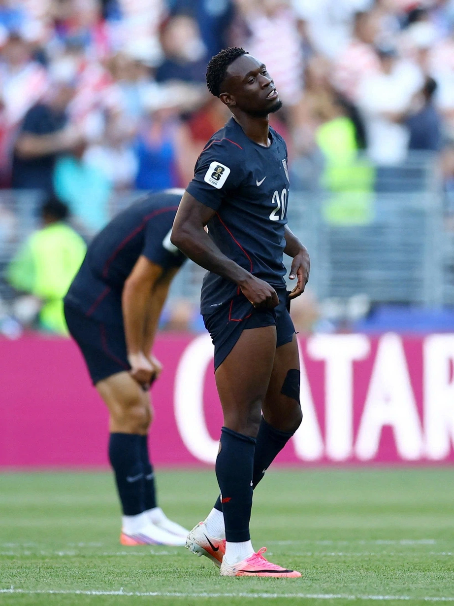 Chủ tịch FIFA nguy cơ mất ghế sau vụ để tiền đạo Mỹ ra s&acirc;n d&ugrave; d&iacute;nh &aacute;n treo gi&ograve; - Ảnh 2.