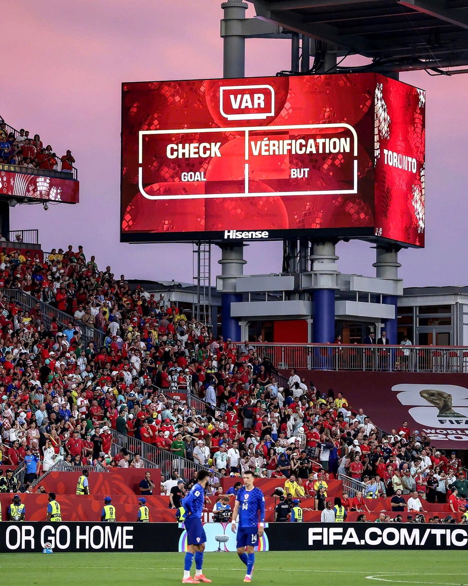 VAR chuẩn qu&aacute; khiến World Cup 2026 mất hay? - Ảnh 1.