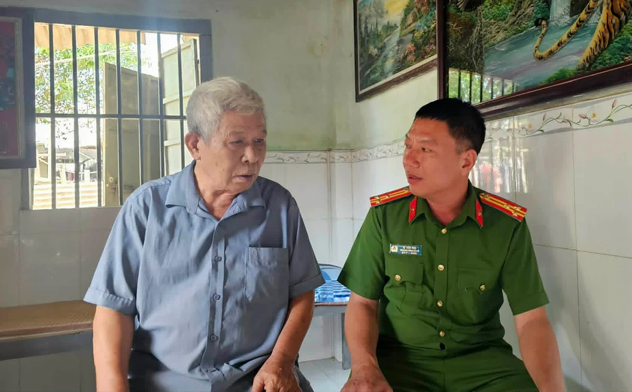 Nỗi lòng cụ ông chăm ba cháu mồ côi - Ảnh 1.