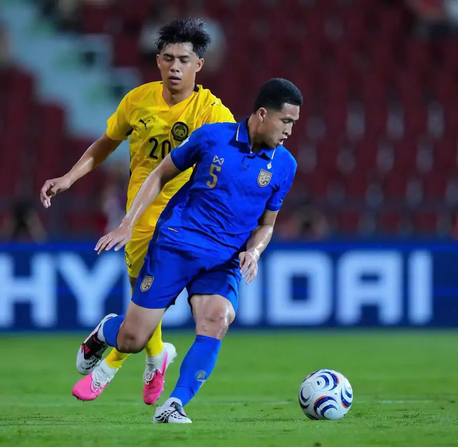 Thái Lan thắng Malaysia 2 - 0 chiếm ngôi đầu bảng B AFF Cup 2026 - kết quả bóng đá hôm nay - Ảnh 1.