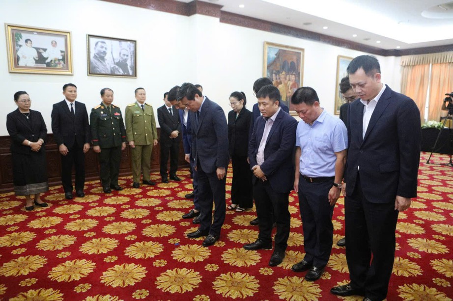 Đoàn Chính phủ Việt Nam viếng Chủ tịch Quốc hội Lào Saysomphone Phomvihane - Ảnh 3.