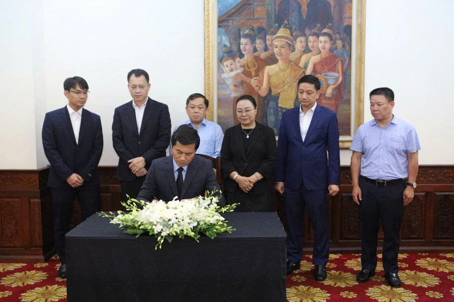 Đoàn Chính phủ Việt Nam viếng Chủ tịch Quốc hội Lào Saysomphone Phomvihane - Ảnh 4.