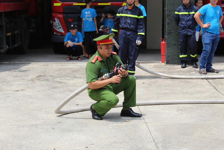Hà Nội: Học sinh khiếm thính trải nghiệm kỹ năng phòng cháy chữa cháy - Ảnh 6.
