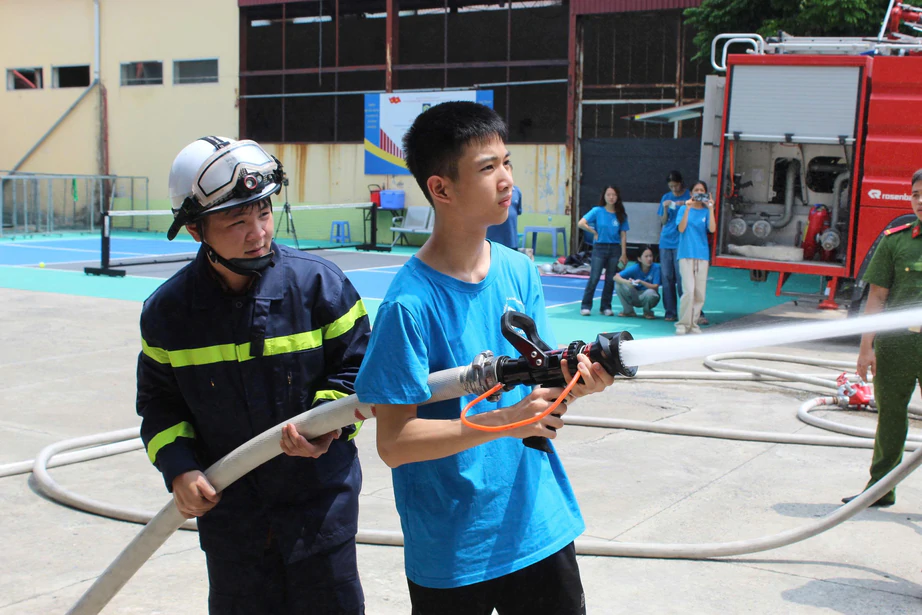 Hà Nội: Học sinh khiếm thính trải nghiệm kỹ năng phòng cháy chữa cháy - Ảnh 3.