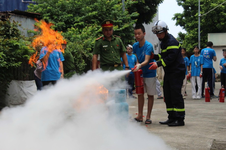 Hà Nội: Học sinh khiếm thính trải nghiệm kỹ năng phòng cháy chữa cháy - Ảnh 4.