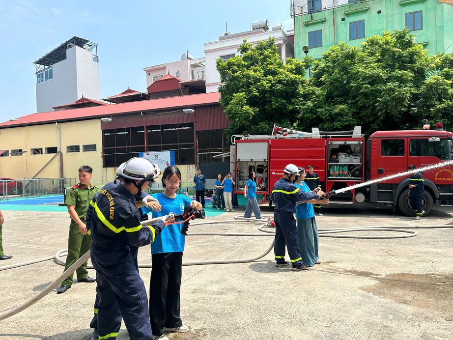 Hà Nội: Học sinh khiếm thính trải nghiệm kỹ năng phòng cháy chữa cháy - Ảnh 5.